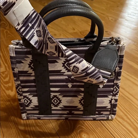 Wrangler Geometric Black and White Crossbody Bag - Picture 3 of 4